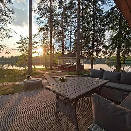 Hirsihuvila Yksityisessä Niemessä Petäjävedellä * Petäjävesi