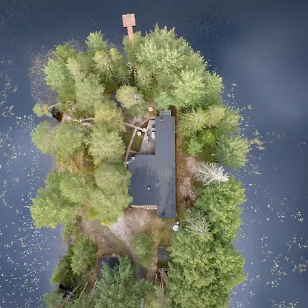 Hirsihuvila Yksityisessä Niemessä Petäjävedellä Huvilat