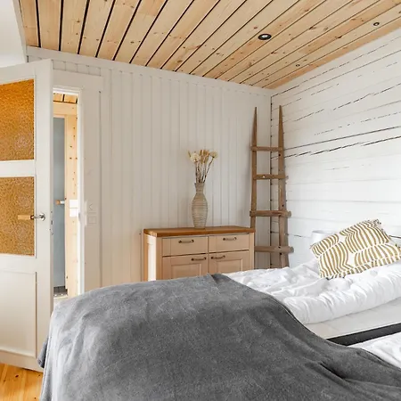 Hirsihuvila Yksityisessae Niemessae Petaejaevedellae *