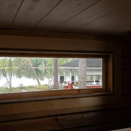 Hirsihuvila Yksityisessae Niemessae Petaejaevedellae Villa Petäjävesi