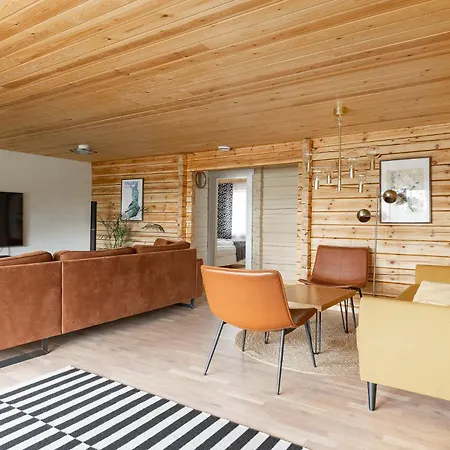 Hirsihuvila Yksityisessae Niemessae Petaejaevedellae Villa