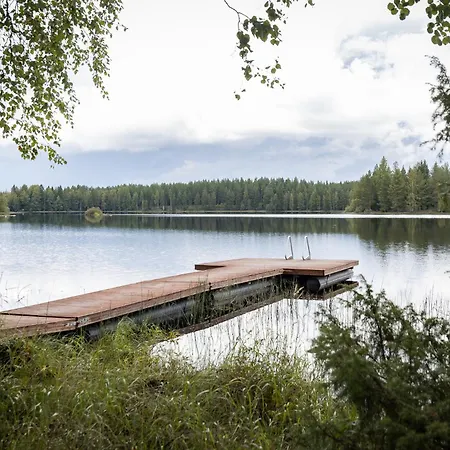 Hirsihuvila Yksityisessae Niemessae Petaejaevedellae