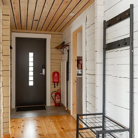 Hirsihuvila Yksityisessae Niemessae Petaejaevedellae *