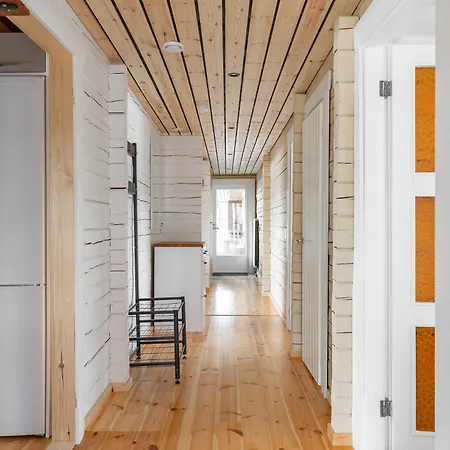 Hirsihuvila Yksityisessae Niemessae Petaejaevedellae Villa *