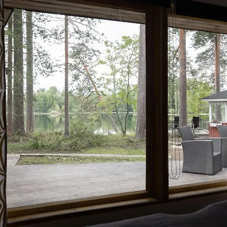 Hirsihuvila Yksityisessä Niemessä Petäjävedellä *