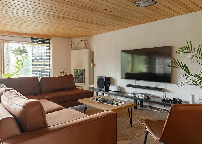 Hirsihuvila Yksityisessae Niemessae Petaejaevedellae